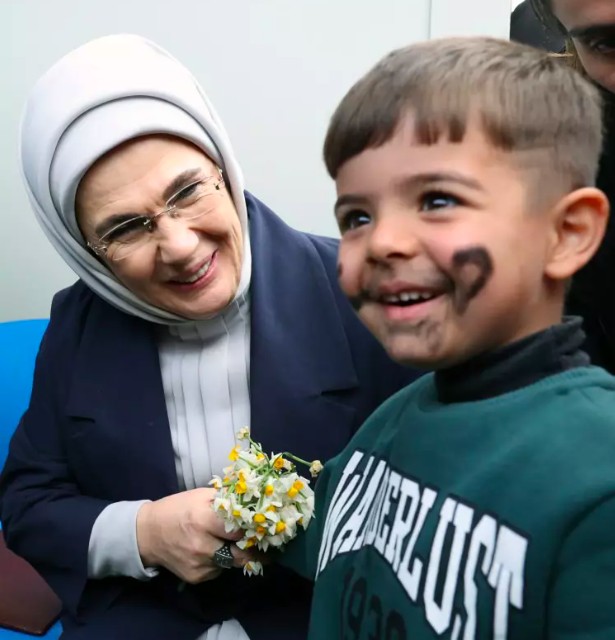 Emine Erdoğan depremzedeleri ziyaret etti - Sayfa 7