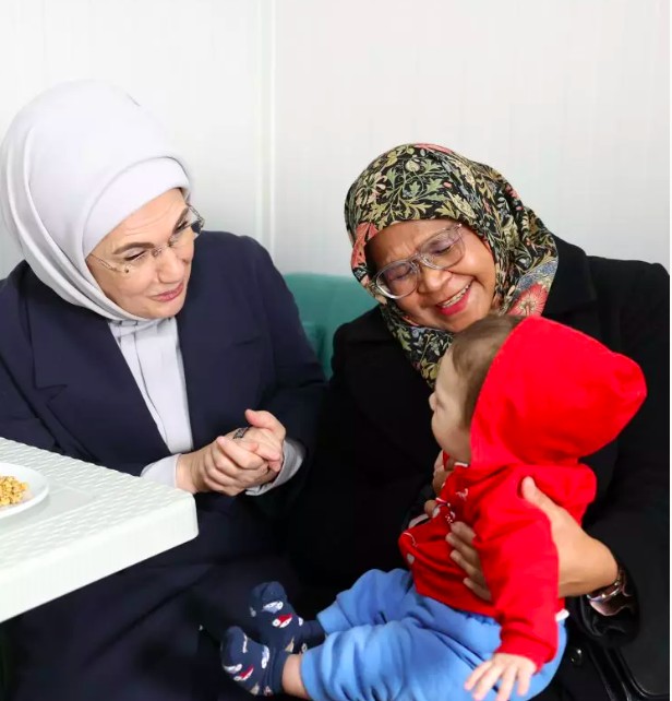 Emine Erdoğan depremzedeleri ziyaret etti - Sayfa 10