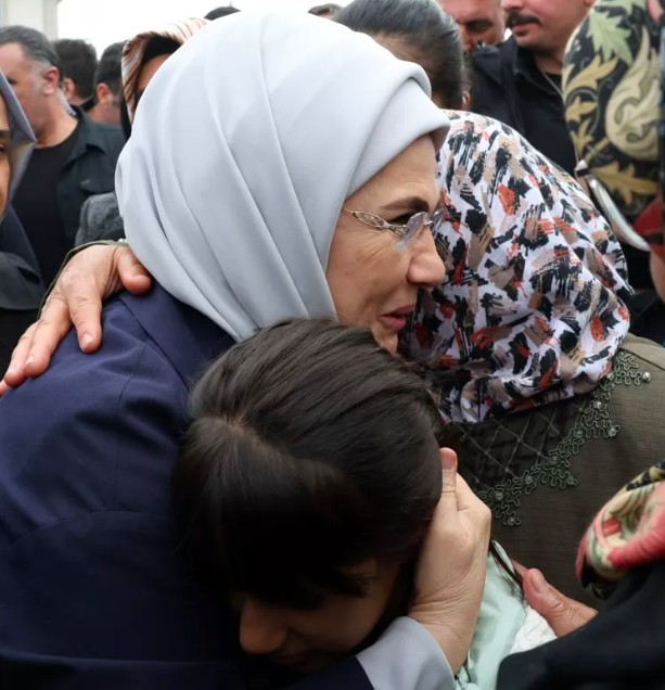 Emine Erdoğan depremzedeleri ziyaret etti - Sayfa 12