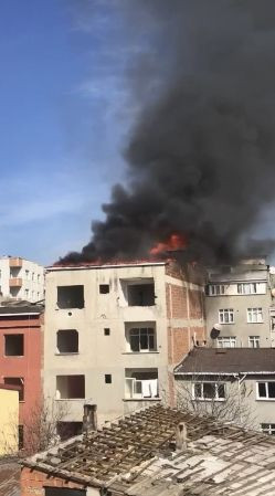 Terk edilmiş binada yangın çıktı: Yangının ardından çatı katında şok eden görüntüyle karşılaştılar - Sayfa 5