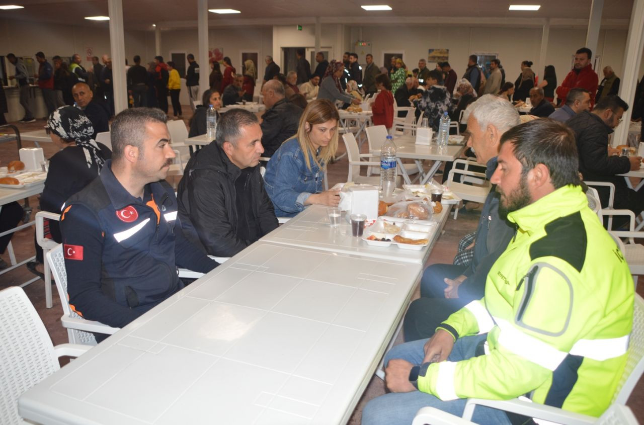Deprem bölgesinde ilk sahur: Gemide, çadırda, konteynerde... - Sayfa 9