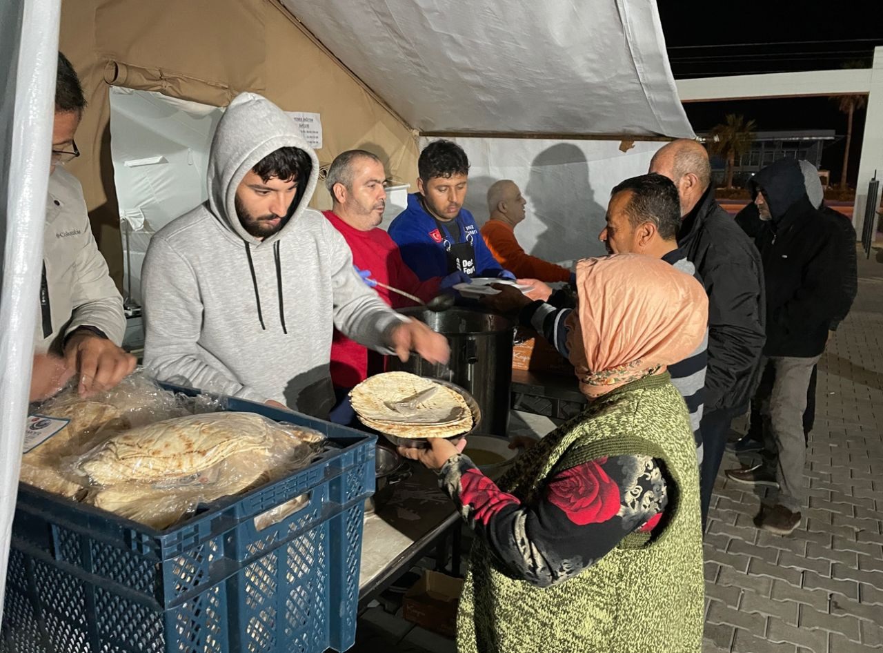 Deprem bölgesinde ilk sahur: Gemide, çadırda, konteynerde... - Sayfa 10
