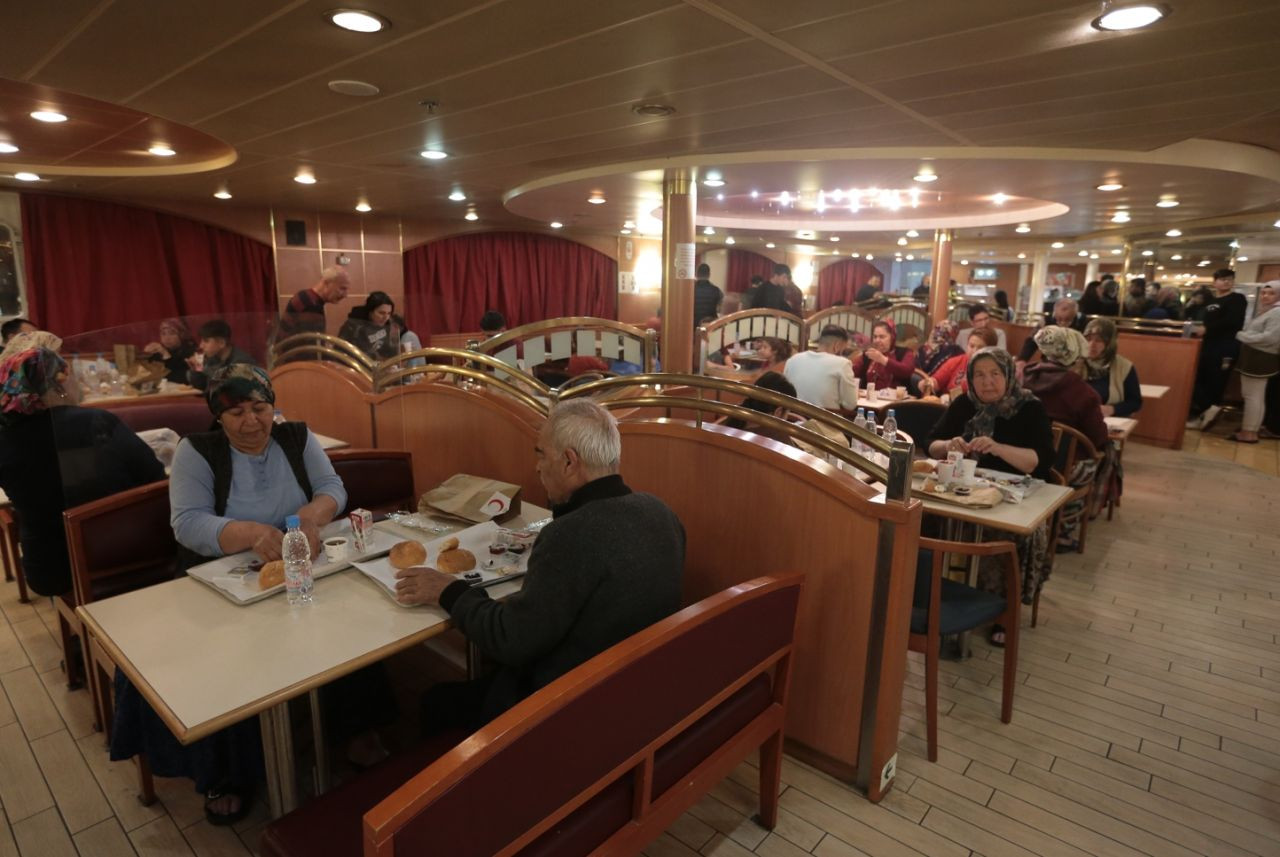 Deprem bölgesinde ilk sahur: Gemide, çadırda, konteynerde... - Sayfa 13