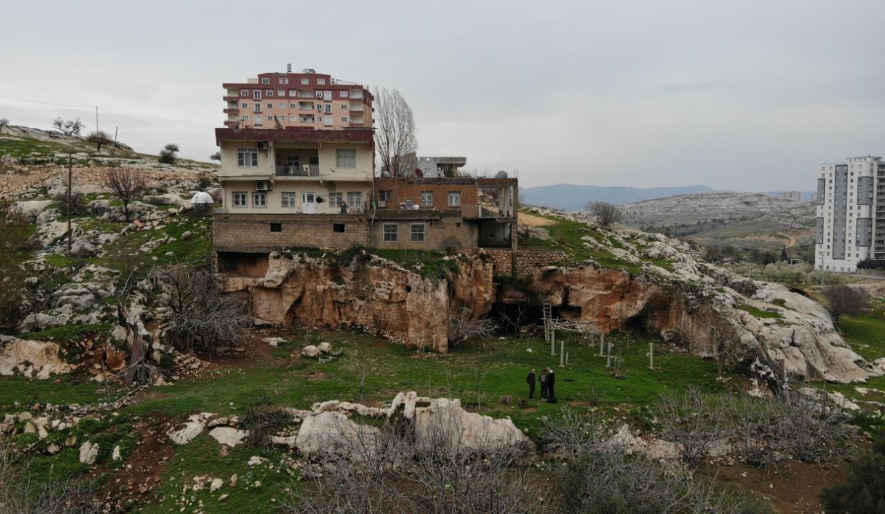 Görenler şaştı kaldı: Mağaranın üzerine 3 katlı bina yaptılar - Sayfa 6
