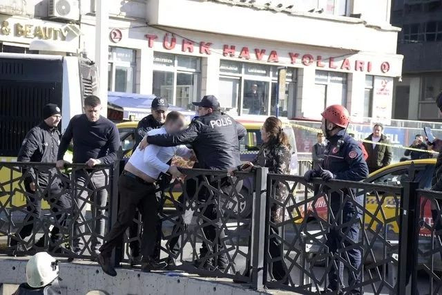 Taksim'de hareketli anlar! Ukraynalı eski polis canlı yayın açıp intihar girişiminde bulundu... - Sayfa 5