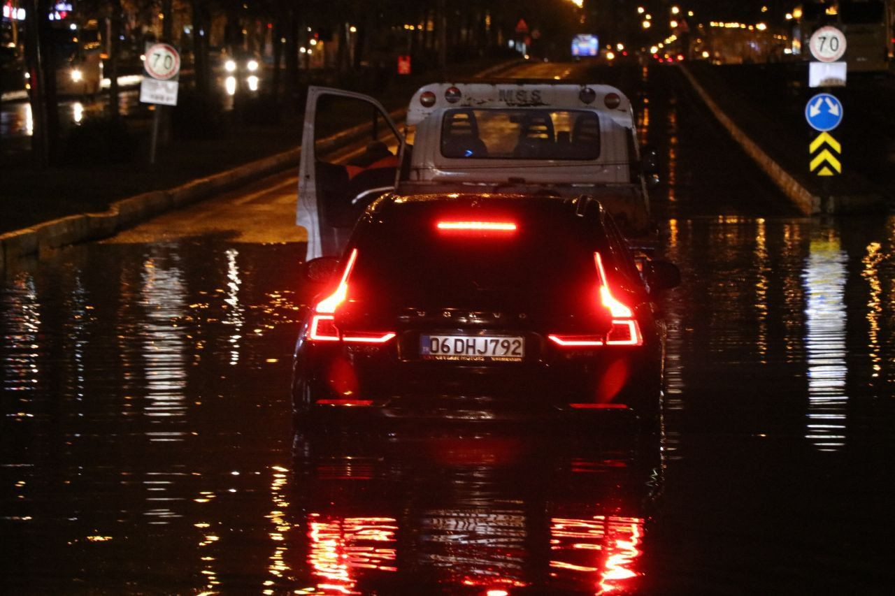 Bingöl, Diyarbakır, Elazığ ve Şanlıurfa'da şiddetli yağış! Cadde ve sokaklar suyla doldu - Sayfa 7