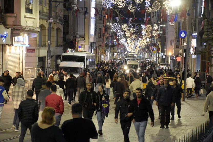 Taksim Meydanı yaya ve araç trafiğine açıldı! - Sayfa 5