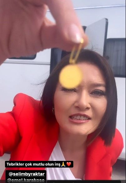 Veda Mektubu'nun Alanur ve Ziya'sından eğlenceli anlar! Nurgül Yeşilçay yeni evlenen rol arkadaşı Selim Bayraktar’a takı merasimi yaptı - Sayfa 5