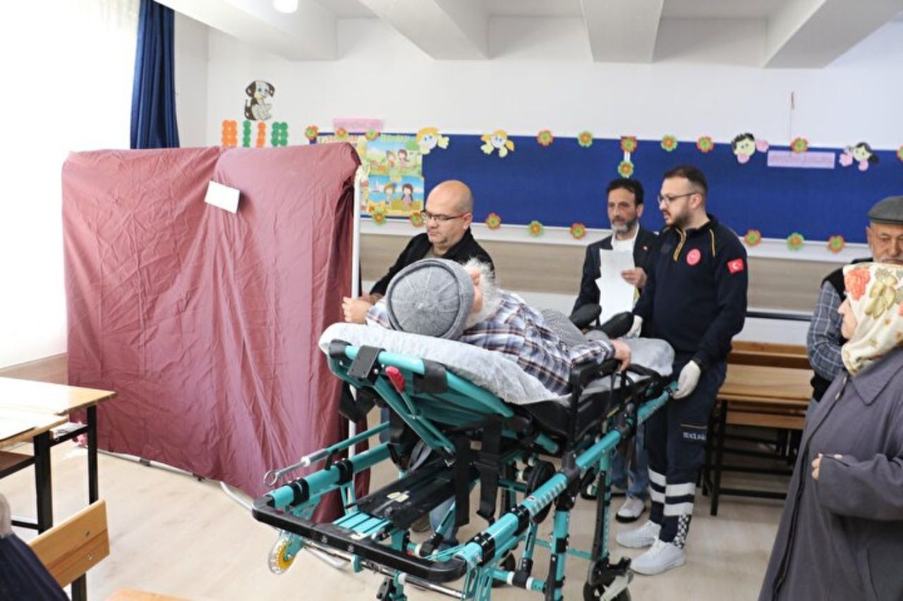 Oy verme işlemi devam ediyor! Hastalar, sedye ile getirildikleri okullarda oyunu kullandılar - Sayfa 9