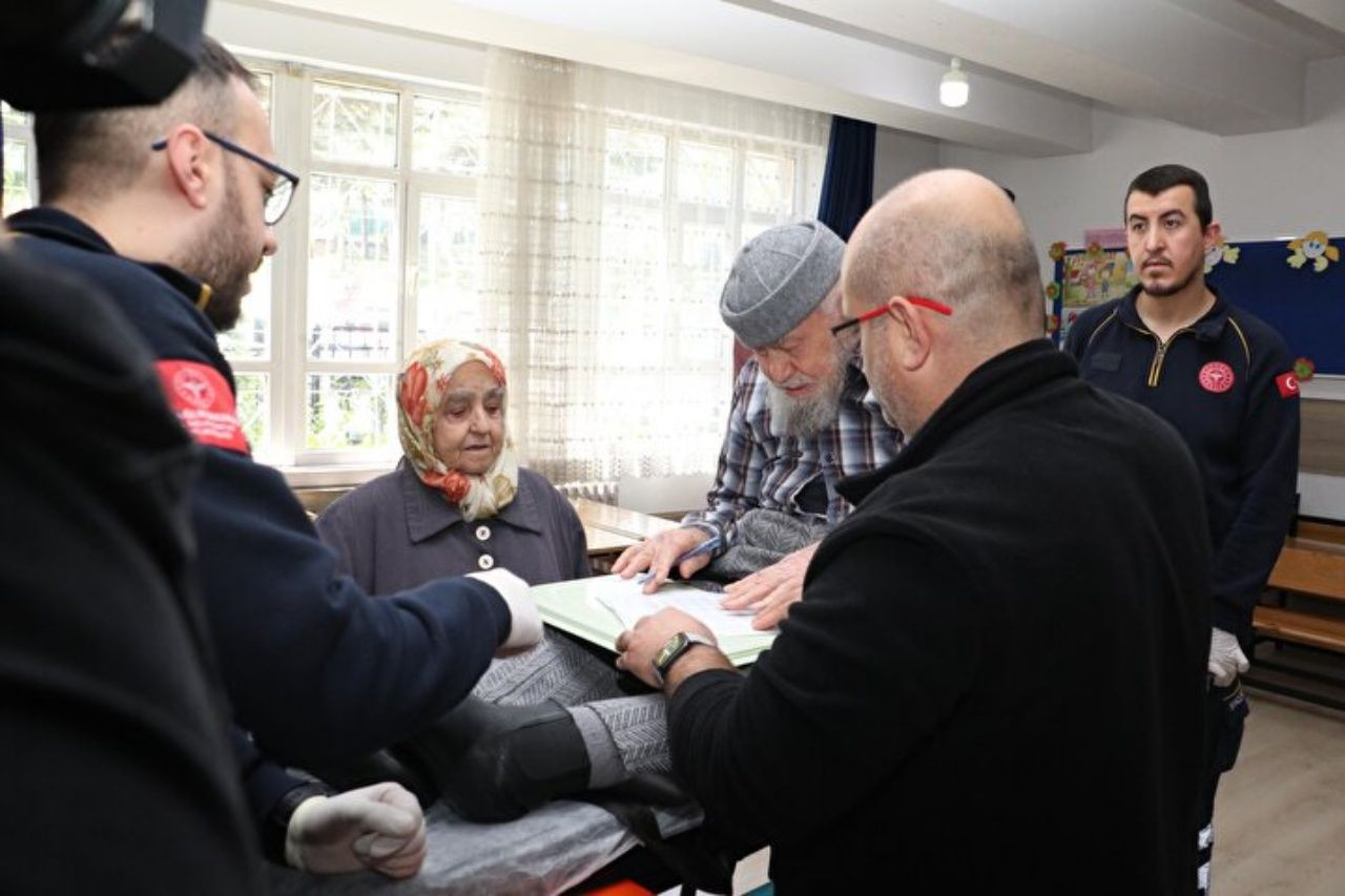 Oy verme işlemi devam ediyor! Hastalar, sedye ile getirildikleri okullarda oyunu kullandılar - Sayfa 8