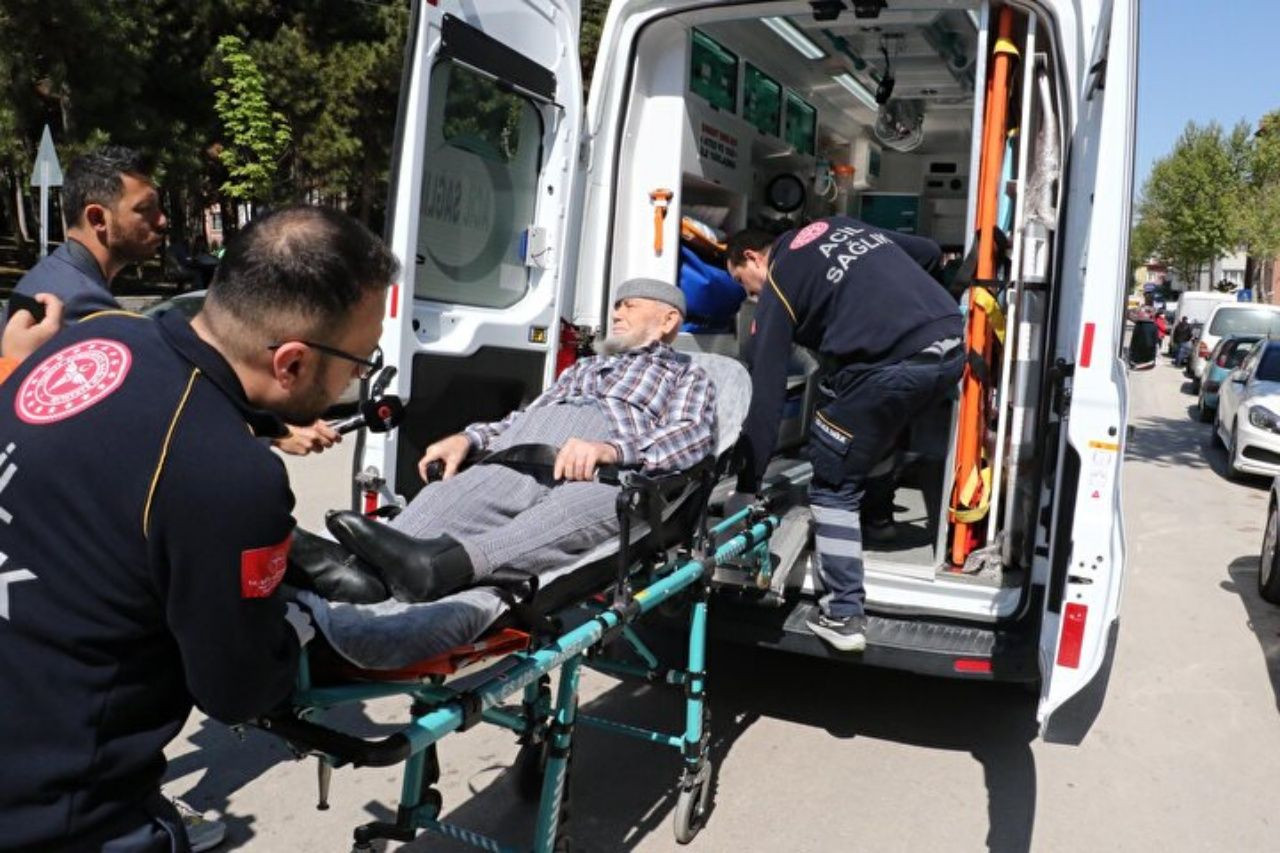 Oy verme işlemi devam ediyor! Hastalar, sedye ile getirildikleri okullarda oyunu kullandılar - Sayfa 15