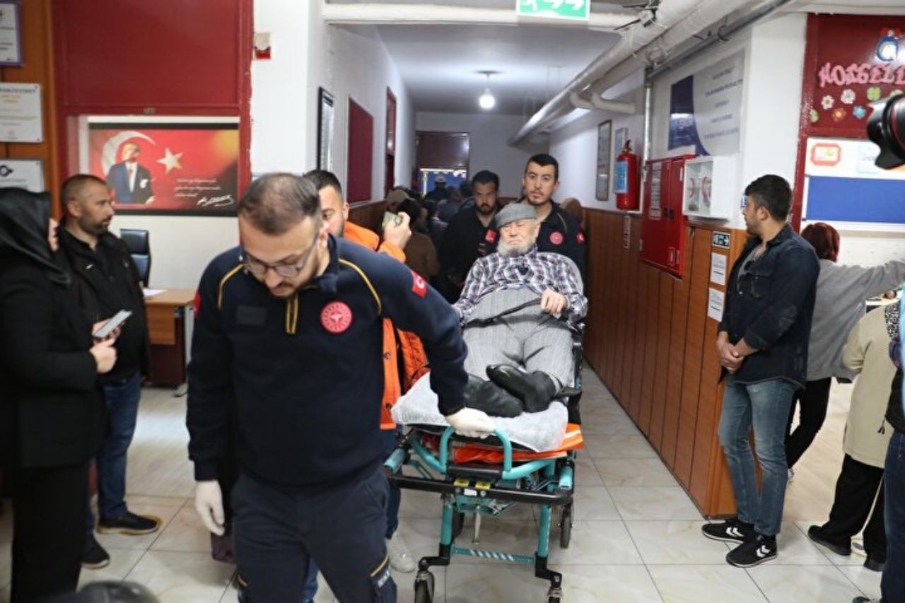 Oy verme işlemi devam ediyor! Hastalar, sedye ile getirildikleri okullarda oyunu kullandılar - Sayfa 14