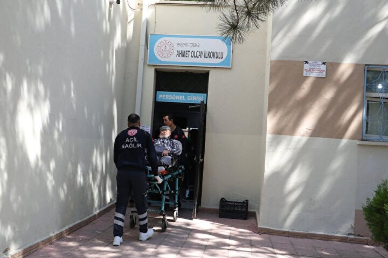 Oy verme işlemi devam ediyor! Hastalar, sedye ile getirildikleri okullarda oyunu kullandılar - Sayfa 13