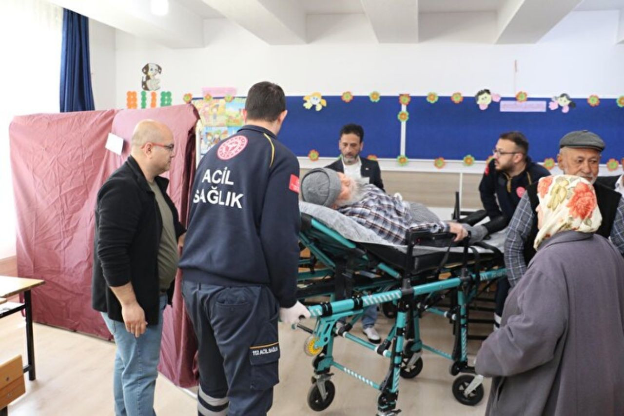 Oy verme işlemi devam ediyor! Hastalar, sedye ile getirildikleri okullarda oyunu kullandılar - Sayfa 10
