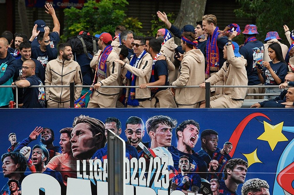 Barcelona'da La Liga şampiyonluğu coşkuyla kutlandı! - Sayfa 6