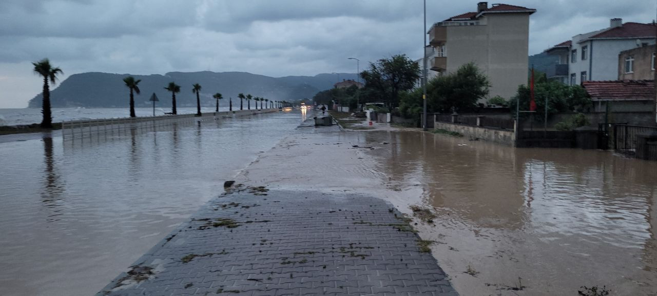 Kastamonu'da sel felaketi: 3 mahallede ev ve iş yerlerini su bastı! O yol ulaşıma kapandı - Sayfa 7