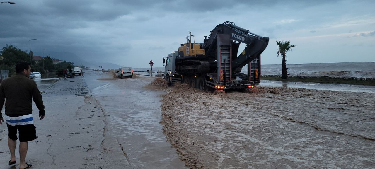 Kastamonu'da sel felaketi: 3 mahallede ev ve iş yerlerini su bastı! O yol ulaşıma kapandı - Sayfa 8