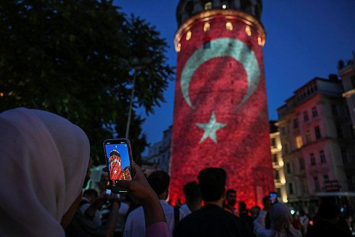 Galata Kulesi'ne 15 Temmuz şehitlerinin fotoğrafları yansıtıldı - Sayfa 7