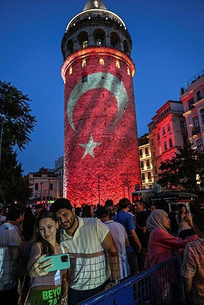 Galata Kulesi'ne 15 Temmuz şehitlerinin fotoğrafları yansıtıldı - Sayfa 6