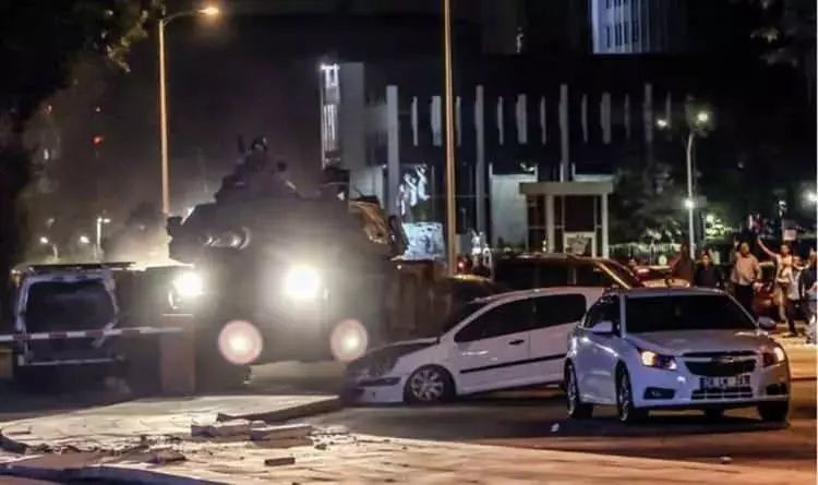 15 Temmuz demokrasi zaferi! İşte unutulmayacak fotoğraflarla hain darbe girişimi gecesi... - Sayfa 17