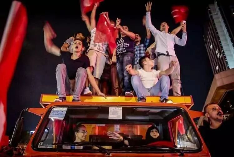 15 Temmuz demokrasi zaferi! İşte unutulmayacak fotoğraflarla hain darbe girişimi gecesi... - Sayfa 9