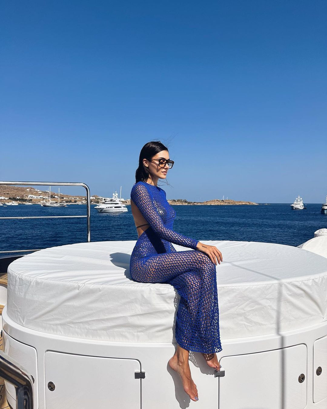 Hande Erçel'den Mykonos pozları! Mavi fileli elbisesiyle nefes kesti - Sayfa 9