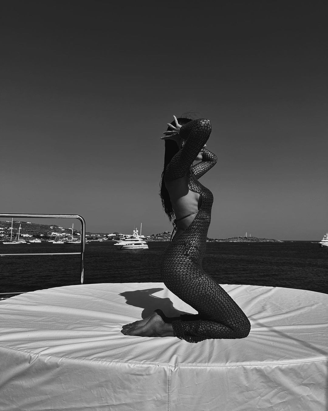 Hande Erçel'den Mykonos pozları! Mavi fileli elbisesiyle nefes kesti - Sayfa 6