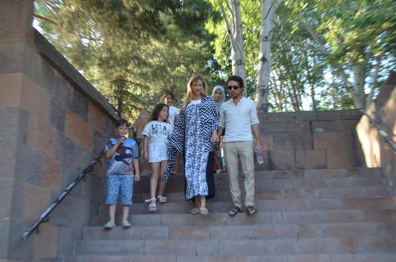 Bitlis'in Alman gelini Wilma Elles, kayınvalidesinin elini öpmeye gitti! Büryan yedi, Van Gölü'nde yüzdü - Sayfa 10