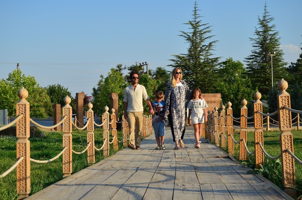 Bitlis'in Alman gelini Wilma Elles, kayınvalidesinin elini öpmeye gitti! Büryan yedi, Van Gölü'nde yüzdü - Sayfa 12