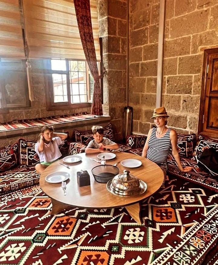 Bitlis'in Alman gelini Wilma Elles, kayınvalidesinin elini öpmeye gitti! Büryan yedi, Van Gölü'nde yüzdü - Sayfa 8