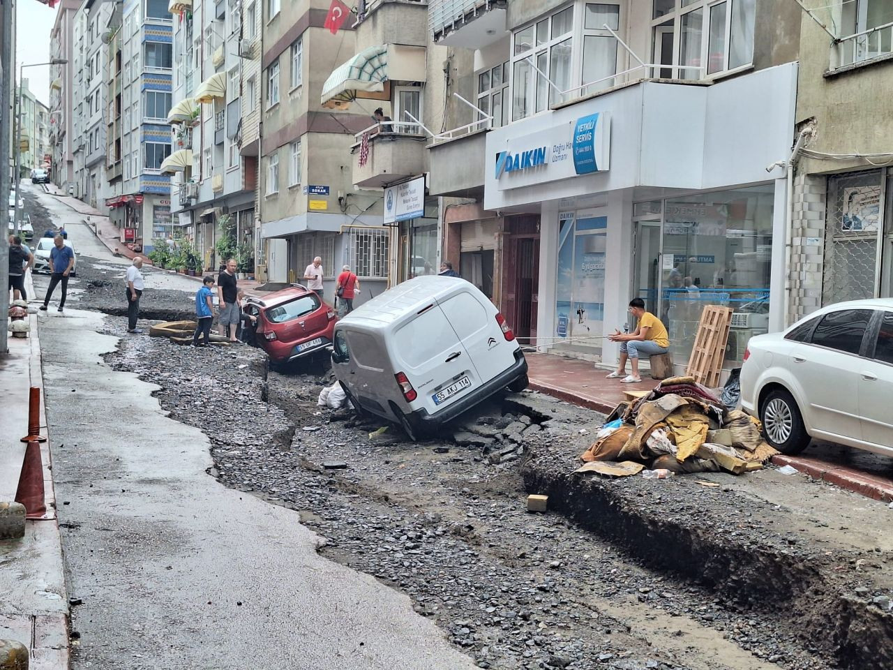 Samsun'da sel yollar yardı, araçları yan yatırdı - Sayfa 5