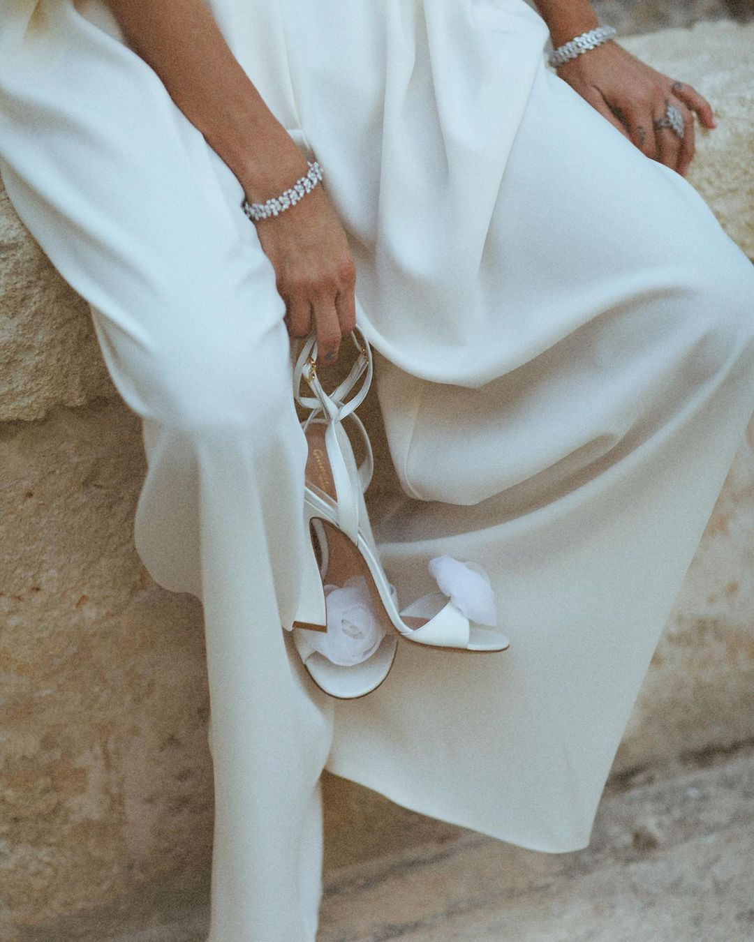 Çiçeği burnunda gelin Burcu Esmersoy'dan sosyal medyayı sallayan pozlar - Sayfa 10