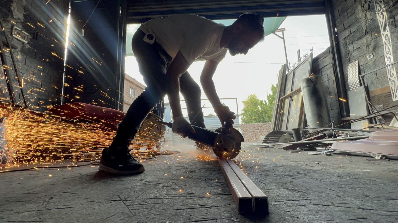 Şırnak sıcaklarından bunalan vatandaşın ilginç çözümü: Hurda malzemelerden aracına su kliması taktırdı! - Sayfa 5