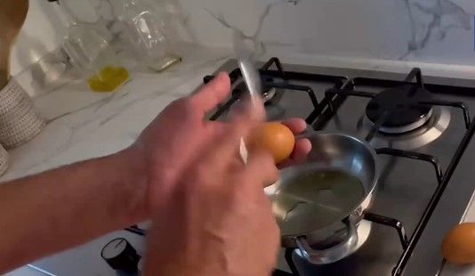 Arzum Onan ile boşanan Mehmet Aslantuğ, tek kişilik yaşamını takipçileriyle paylaştı! Kısa süre sonra silinen paylaşım kafa karıştırdı - Sayfa 6