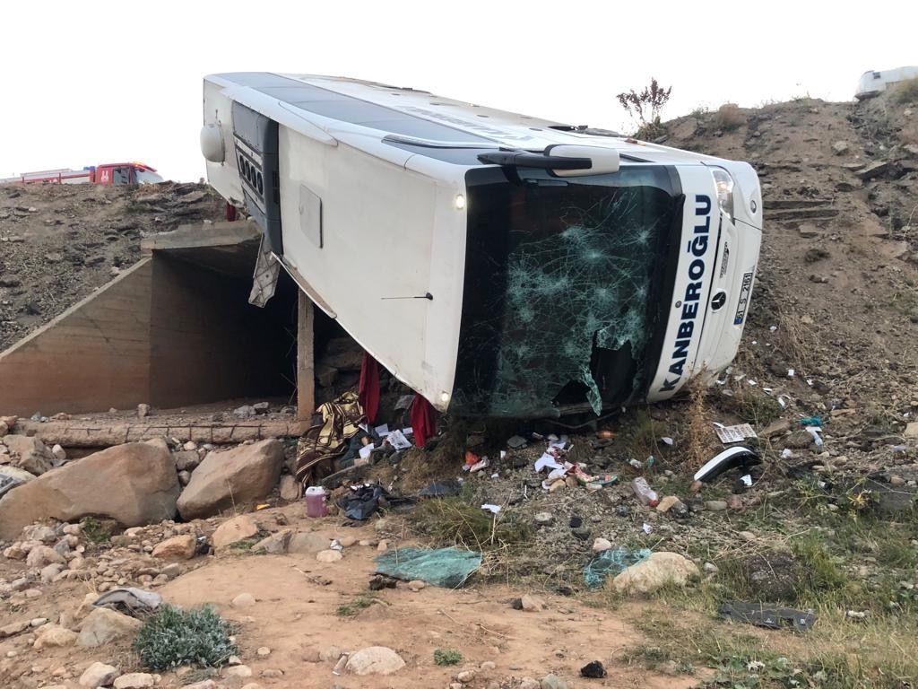 Erzurum'da feci kaza: Yolcu otobüsü şarampole yuvarlandı: 3 ölü, 22 yaralı - Sayfa 5