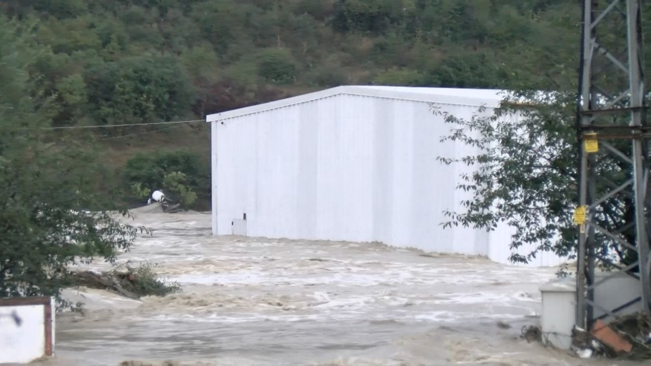 Yer: Arnavutköy! Sel bastı işçiler mahsur kaldı - Sayfa 5