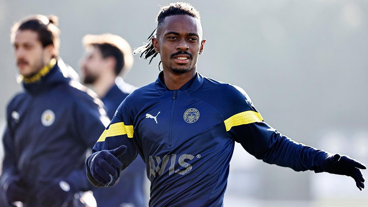 İsmail Kartal Ali Koç'un özel transferini takımdan gönderiyor! Şampiyonluk yolunda Fenerbahçe'de 3 ayrılık - Sayfa 12