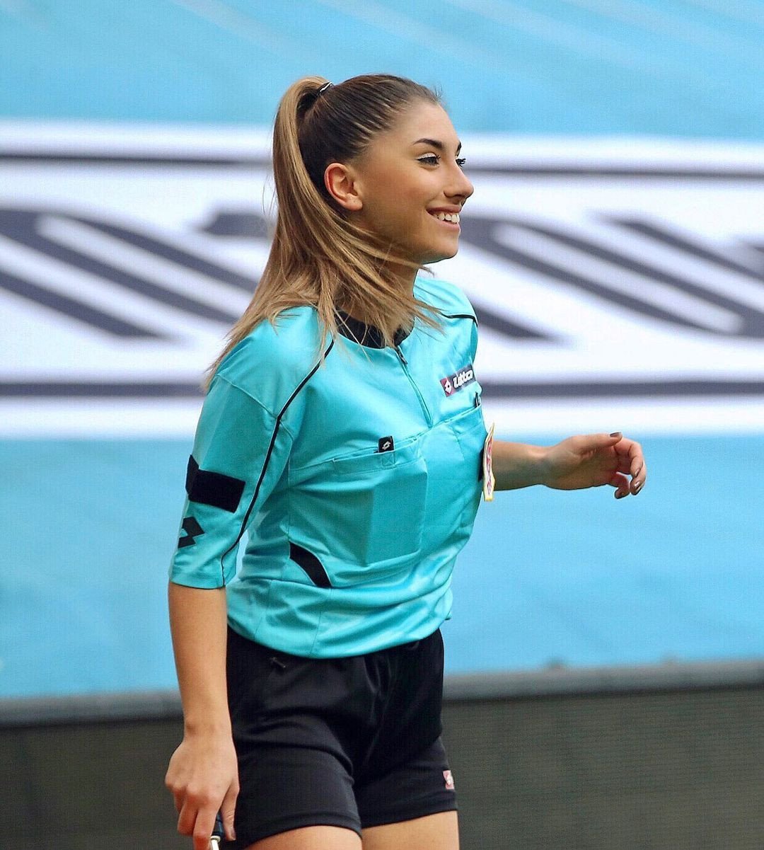 Kadın hakemi gören tribünlerden "Hakeme Kalkan Eller Kırılsın" tezahüratı yükseldi! Hakem Elif Karaarslan da gülümseyerek cevap verdi - Sayfa 28