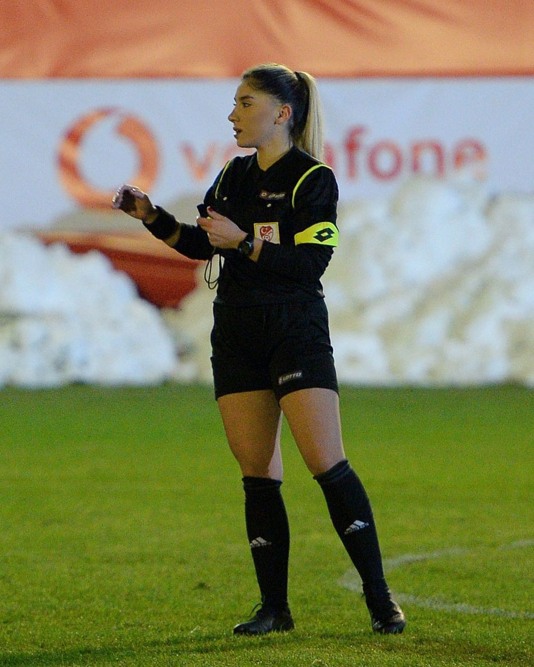 Kadın hakemi gören tribünlerden "Hakeme Kalkan Eller Kırılsın" tezahüratı yükseldi! Hakem Elif Karaarslan da gülümseyerek cevap verdi - Sayfa 27