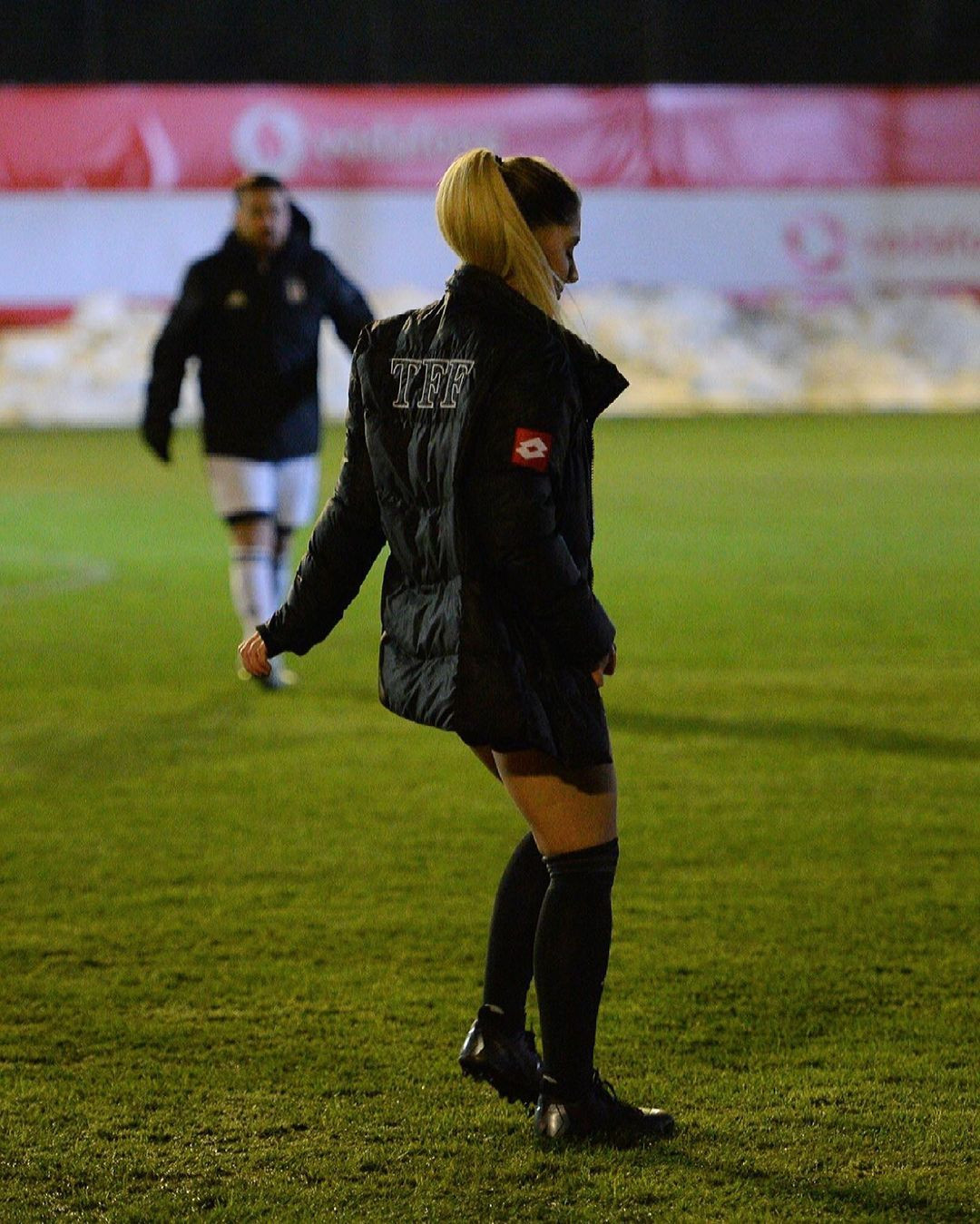 Kadın hakemi gören tribünlerden "Hakeme Kalkan Eller Kırılsın" tezahüratı yükseldi! Hakem Elif Karaarslan da gülümseyerek cevap verdi - Sayfa 26