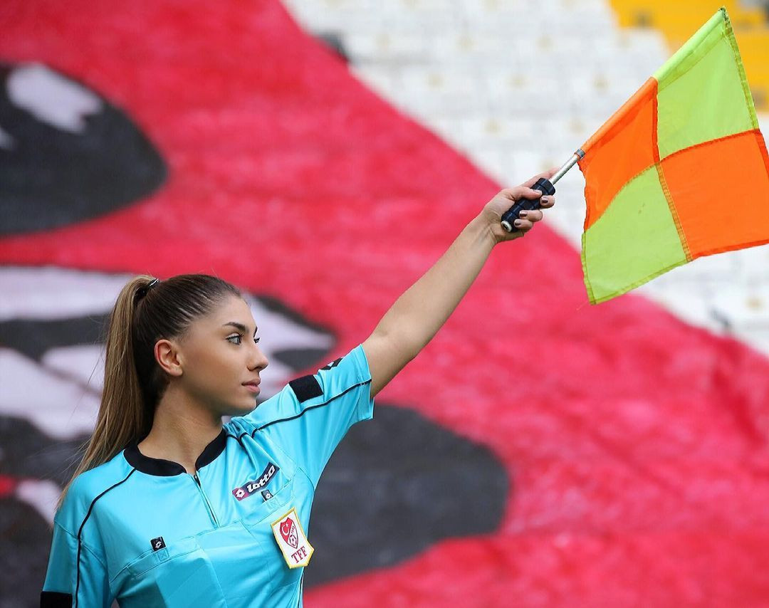 Kadın hakemi gören tribünlerden "Hakeme Kalkan Eller Kırılsın" tezahüratı yükseldi! Hakem Elif Karaarslan da gülümseyerek cevap verdi - Sayfa 24