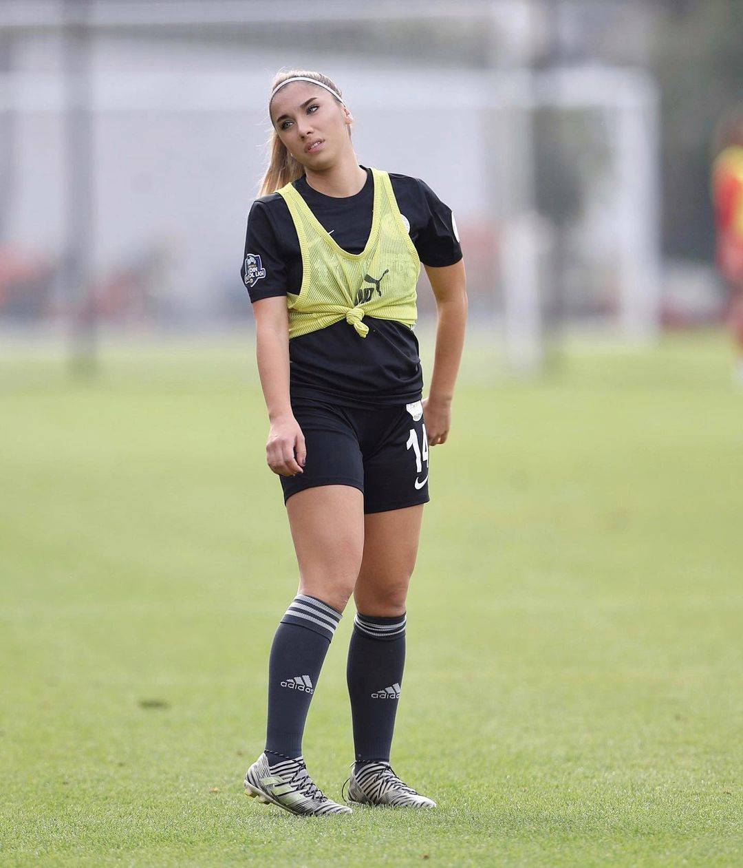 Kadın hakemi gören tribünlerden "Hakeme Kalkan Eller Kırılsın" tezahüratı yükseldi! Hakem Elif Karaarslan da gülümseyerek cevap verdi - Sayfa 11