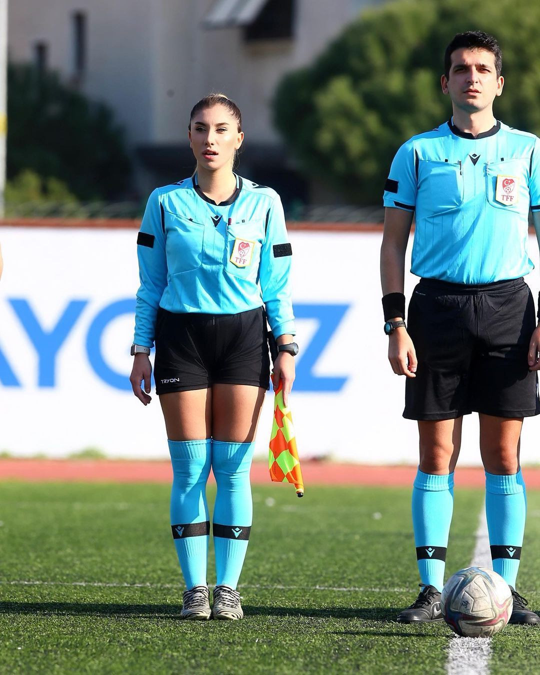 Kadın hakemi gören tribünlerden "Hakeme Kalkan Eller Kırılsın" tezahüratı yükseldi! Hakem Elif Karaarslan da gülümseyerek cevap verdi - Sayfa 15