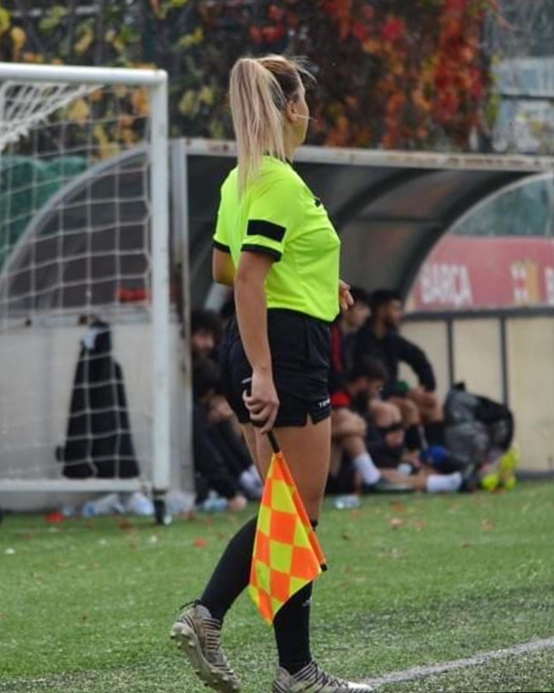 Kadın hakemi gören tribünlerden "Hakeme Kalkan Eller Kırılsın" tezahüratı yükseldi! Hakem Elif Karaarslan da gülümseyerek cevap verdi - Sayfa 14