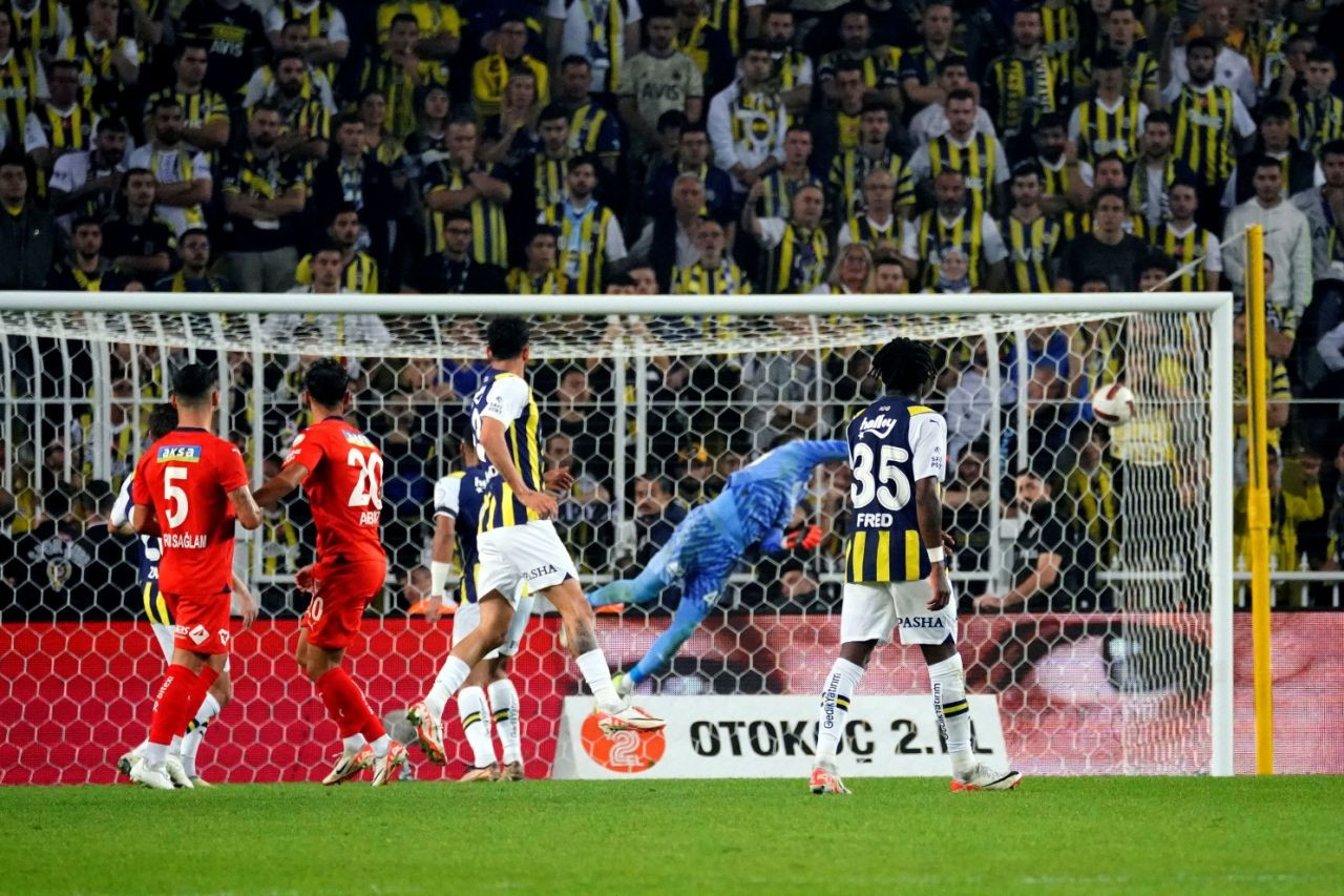 "3 kulhuvallah 1 elham okuyacaksın başka yapacak bir şey yok. Tuvalete gidiyorsun maç 2 olmuş" - Sayfa 14