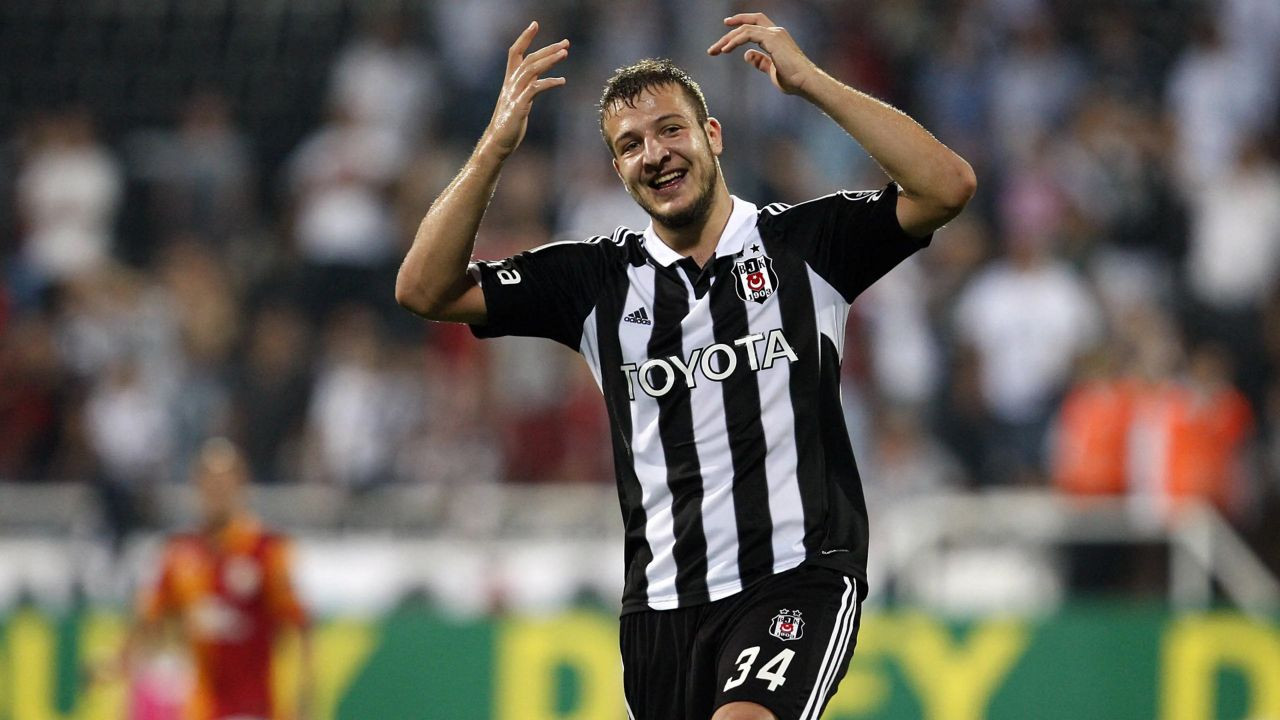 Yıldız futbolcudan yıllar sona gelen inanılmaz itiraf! "İshaldim, korner bayrağının oraya pisledim" - Sayfa 5