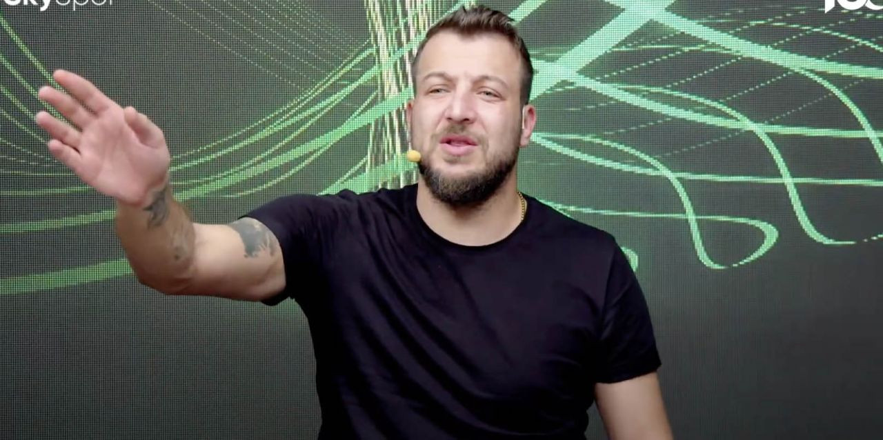 “Beşiktaş’ın futbolcusu sabaha karşı bardan çıkarken yakalanıyor. 5 bin dolar verip fotoğrafı sildiriyor! Delikanlıysan sildirme, yayınlansın fotoğrafın” - Sayfa 7