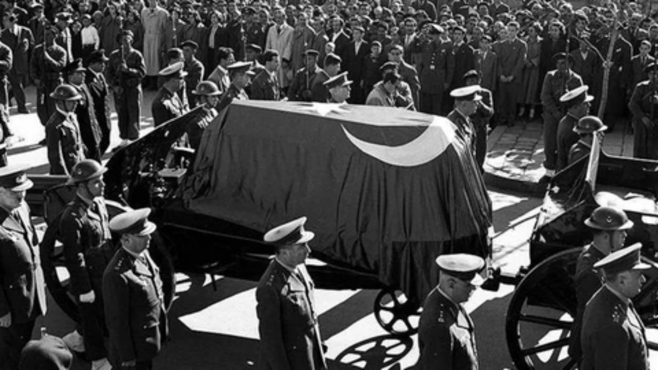 Atatürk'ün hayata veda edişinin 85. yıl dönümü... Binlerce vatandaş Dolmabahçe Sarayı'na akın etti... - Sayfa 13