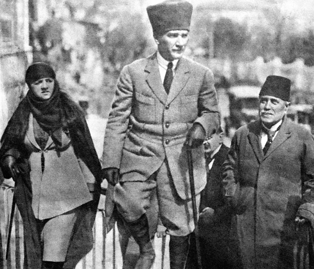 Atatürk'ün hayata veda edişinin 85. yıl dönümü... Binlerce vatandaş Dolmabahçe Sarayı'na akın etti... - Sayfa 9