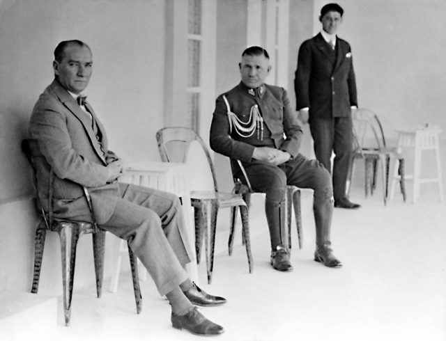 Atatürk'ün hayata veda edişinin 85. yıl dönümü... Binlerce vatandaş Dolmabahçe Sarayı'na akın etti... - Sayfa 10